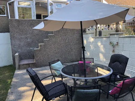 3 Bed House - Sleeps 6 - Parking - Garden - WIfi