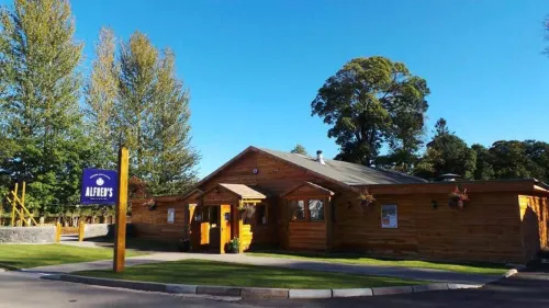 Stunning 4-Bedroom Cabin with Hot Tub in Beattock!