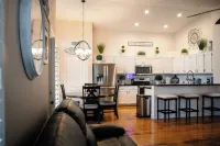 Spacious 4-bedroom house in fabulous Peoria with WiFi, AC