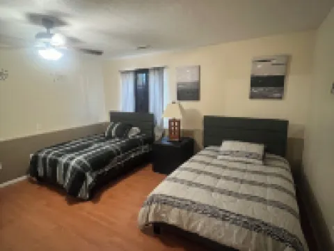 right off I-25 freeway Hotels in Valencia County