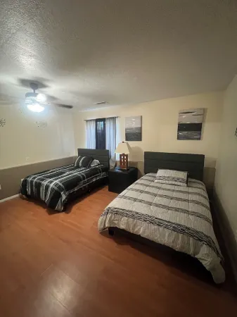 right off I-25 freeway Отели в г. Валенсия