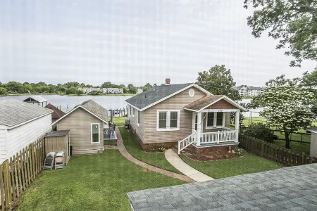 Relaxed 3Br Riverfront Home, Ideal for Travel Nurses & Long Stays