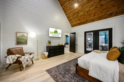 Luxurious Cabin with Hot Tub and Shuffleboard - Charming Woodland Escape