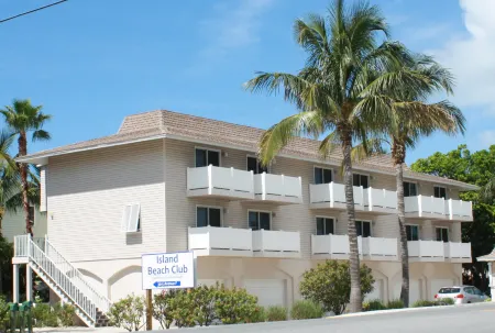 Heated Pool and Three Lanais - Charming Coastal Haven Отели рядом с достопримечательностью «Alvin's Island - Holmes Beach #753»