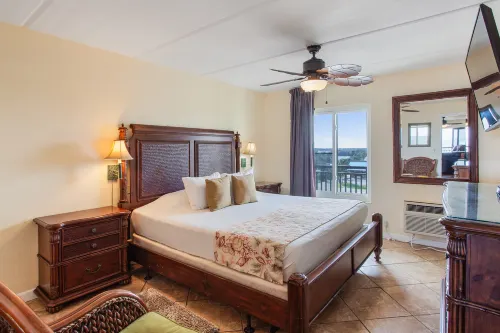 Balcony Suite with Modern Amenities - Gorgeous Ocean View Hotel a Crescent Beach