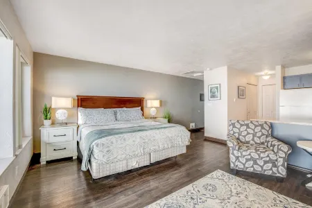 Convenient oceanfront studio condo with ocean view and seasonal pool Отели рядом с достопримечательностью «Порт оф Ньюпорт - Коммершиал Марина»