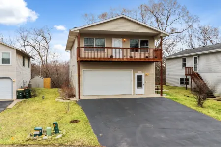 Twin Lakes Dog Friendly Home |Wooded Backyard |Balcony |Short Drive to Alpine & Wilmot Ski Resorts