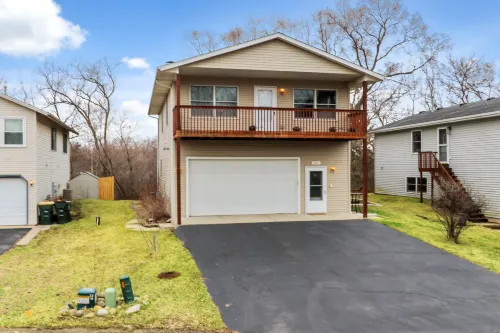 Twin Lakes Dog Friendly Home |Wooded Backyard |Balcony |Short Drive to Alpine & Wilmot Ski Resorts