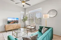 Fast WiFi, Spacious Kitchen and Modern Amenities - Charming Oasis