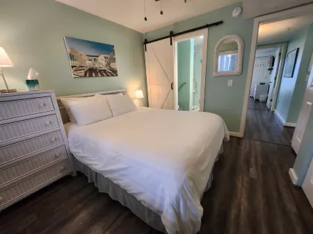 Stunning Beach Views and Modern Amenities - Gorgeous Waterfront Haven