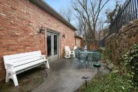 Spacious Yard and Steps to Fayetteville Square - Charming Oasis