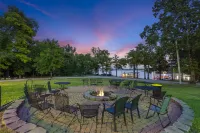Stunning Views and Resort Amenities - Charming Lakeside Retreat