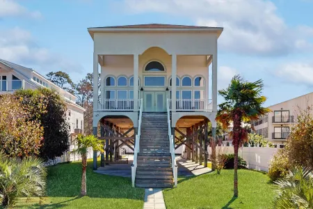 Gorgeous Home Right on the Bay w/Central AC, Balcony, and Free WiFi