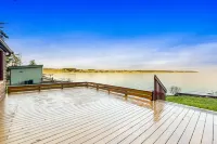 Cozy Oceanfront Cabin with Large Deck & Water Views - Close to Beach Hotels in Island County