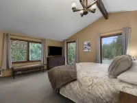 Charming Cabin with Hot Tub and Riverside Fire Pit - Inviting Retreat