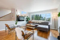 Spacious Dining, Cozy Living, and Large Deck - Stylish Family Haven Hotels in Shoreline