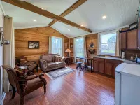 Wagon Wheel Cottage Couples Getaway in the Country Hotels in McLennan County