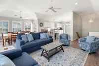 Private Pool and Spacious Decks - Stunning Coastal Haven فنادق في Currituck County