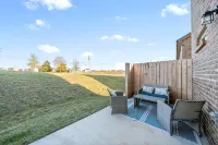 Spacious Townhome with Outdoor Patio and Full Kitchen - Stylish Haven Hotels in Oak Grove