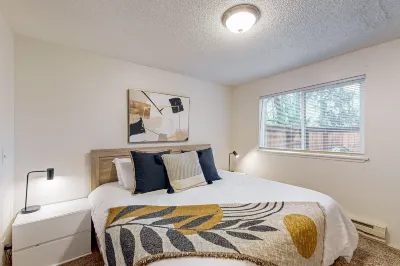 Dog-friendly apartment with bay views & balcony - walk to waterfront