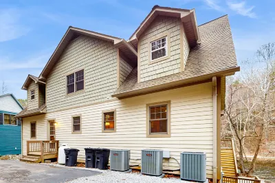 Tuckaway Retreat Hotels near Noon