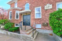 Charming Hillside Retreat - Walk to Brown University Hoteles en Providence