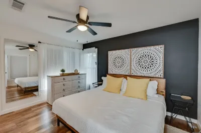 Newly Furnished Model Home.Gameroom. Close to TCU! Hotels near Half Price Books
