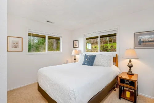 Inviting home with spectacular view, hot tub, balcony, fireplace, & W/D Hotels in Manzanita