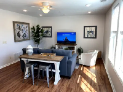 Heart of Downtown Exploration and Relaxation - Charming Historic Cottage