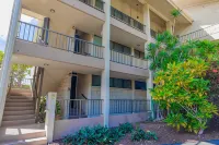 Third-floor condo in town with ocean view, lanai & pool - walk everywhere