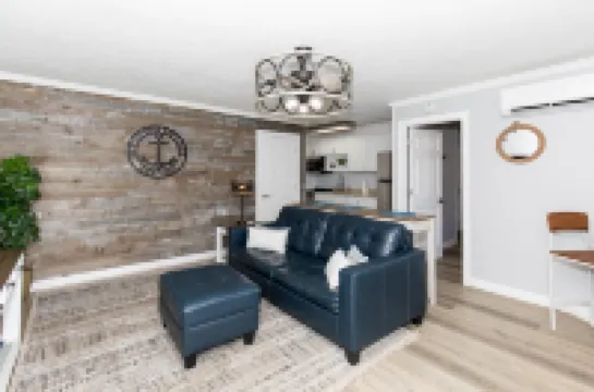 Steps to Waterfront and Vibrant Attractions - Charming Cozy Retreat