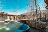 Private Hot Tub, Two-Car Garage, Entertainment Room - Elegant Sanctuary Hôtels à : Comte de Summit