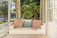 Private Hot Tub and Cozy Gas Fireplace - Charming Romantic Retreat