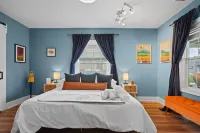 Fenced Yard and Close to Downtown Attractions - Cozy Charming Hotels in Davis