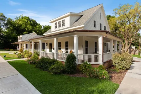 Vintage Decor and Spacious Living Areas - Charming Rustic Getaway