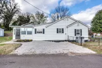 Spacious bungalow next to downhill biking at Baker Creek with grill & fire pit