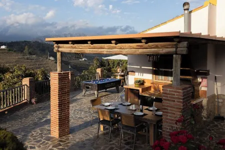 IN THE MOUNTAINS OF THE COSTA DEL SOL. Villa with private swimming pool - hot jacuzzi