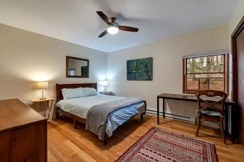 Stunning Lakeview Escape with Outdoor Fire Pit - Charming Retreat فنادق في Tobyhanna Township