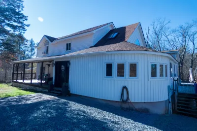 Outdoor Pool and Mountain Breezes - Stylish Catskills Escape Hotel in zona Family Fun Farm