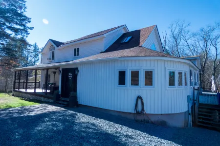 Outdoor Pool and Mountain Breezes - Stylish Catskills Escape