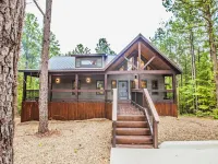 Chic Hideaway - Outdoor Fireplace, TV, Hot Tub فنادق في McCurtain County