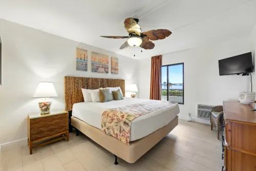 Ocean View and Jacuzzi Tub - Cozy Tropical Retreat