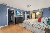 Bug-Free Oasis! Saltwater Pool + Games Near Honeymoon Island! Hotels near Publix Super Market at Northwood Plaza