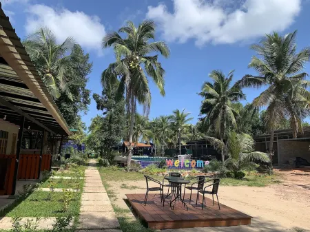 Moonshine Resort Chumphon Отели рядом с достопримечательностью «Krom Luang Chumphon Khet Udomsak Royal Palace»