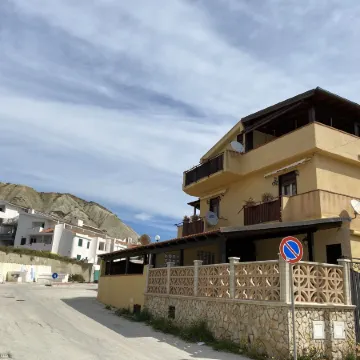 Apartment - Sleeps 5, Free Parking & Pet Friendl