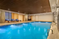 Ramada by Wyndham Lahore Gulberg II - piscina