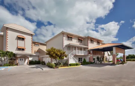 The Grand Caymanian Resort Отели рядом с достопримечательностью «Камана Бэй»