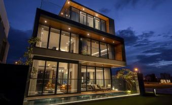 Deluxe Riverfront Pool Villas Danang