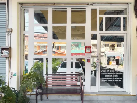 Transit Donmueang Airport Hostel Отели рядом с достопримечательностью «Wat Phra Si Mahathat»