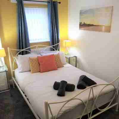 Modern Comfy 2-Bedroom Flat in St Helens Rooms